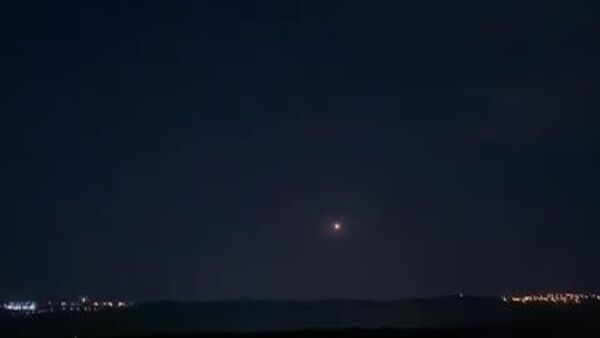 Circulan imágenes que muestran el lanzamiento de misiles desde Líbano hacia Haifa, en el norte de Israel - Sputnik Mundo