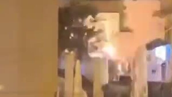 Se enfrentan manifestantes y fuerzas de seguridad durante protesta en Baréin en apoyo a Irán - Sputnik Mundo