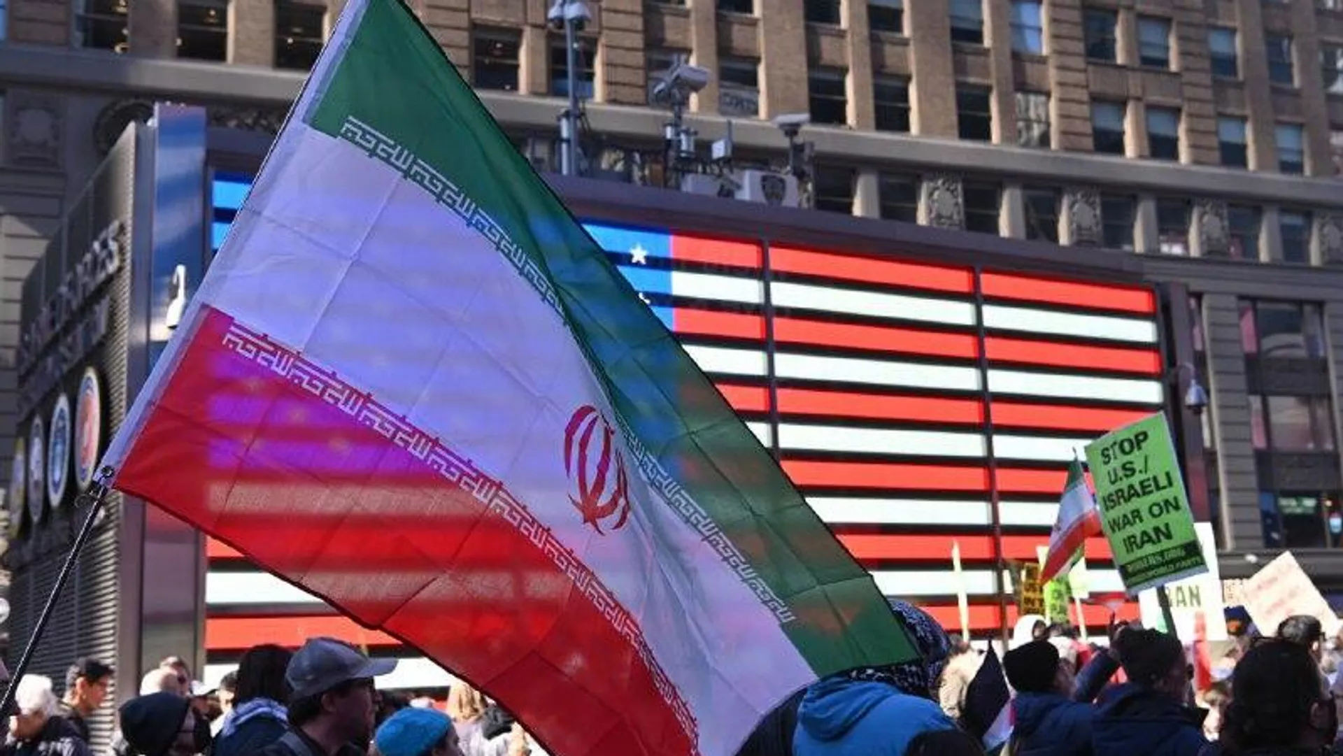 Mayoría de estadounidenses desaprueba acciones militares contra Irán, según encuesta - Sputnik Mundo, 1920, 03.03.2026