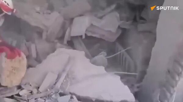 Rescatan a una persona con vida de entre los escombros en Irán - Sputnik Mundo