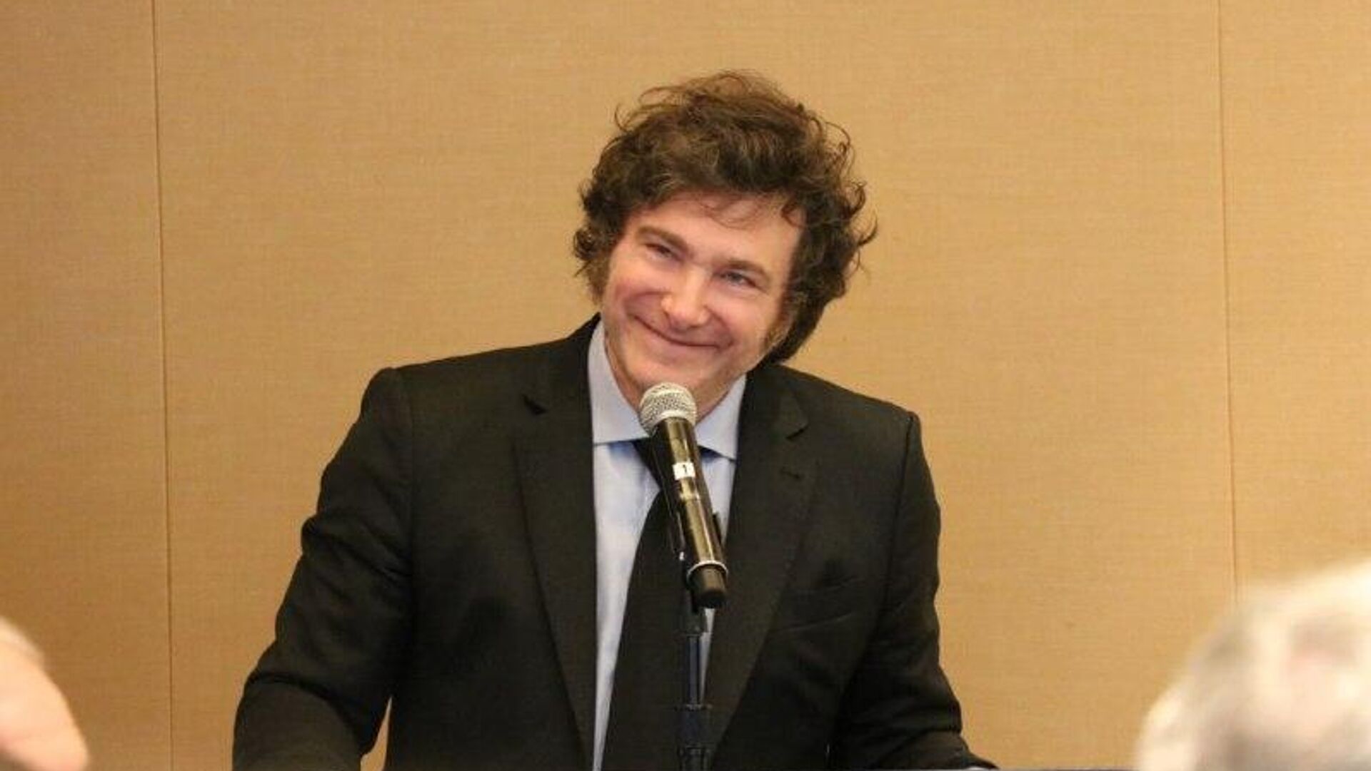 Argentinos varados en Dubái denuncian nula ayuda del Gobierno de Milei Argentinos varados en Dubái denuncian nula ayuda del Gobierno de Milei - Sputnik Mundo, 1920, 04.03.2026