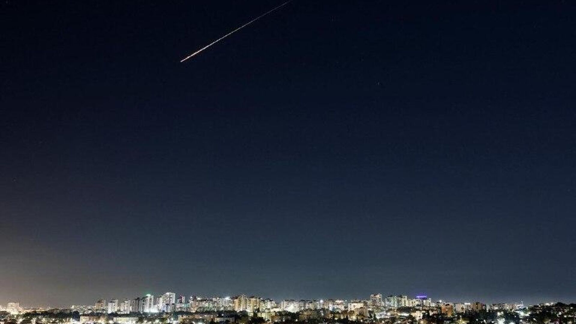 Irán lanza decenas de misiles en la nueva fase de la Operación Promesa Verdadera IV Irán lanza decenas de misiles en la nueva fase de la Operación Promesa Verdadera IV - Sputnik Mundo, 1920, 04.03.2026