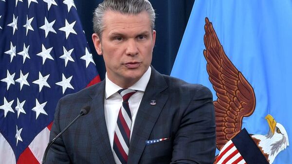 El secretario de Guerra de EEUU, Pete Hegseth, habla durante una rueda de prensa en el Pentágono - Sputnik Mundo