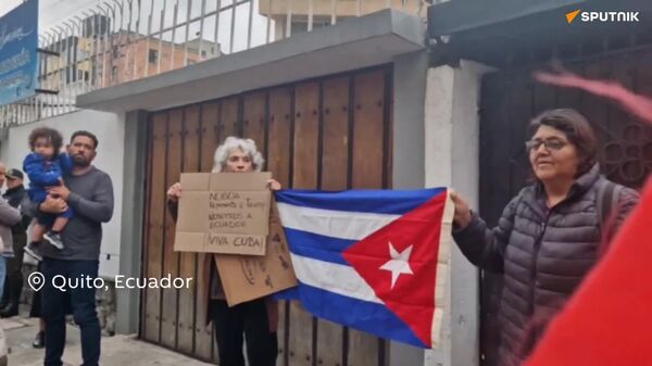 Se manifiestan en apoyo a Cuba afuera de la embajada de La Habana en Ecuador - Sputnik Mundo