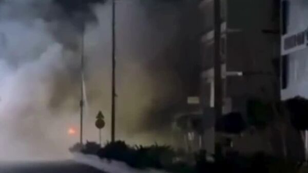 Videos muestran cómo columnas de humo se elevan tras un ataque aéreo israelí contra un edificio en la zona sur de Beirut - Sputnik Mundo