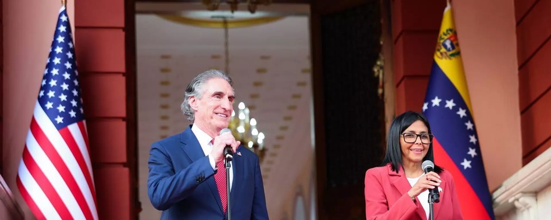 Doug Burgum, secretario de Interior de EEUU, y Delcy Rodríguez, presidenta encargada de Venezuela - Sputnik Mundo, 1920, 05.03.2026