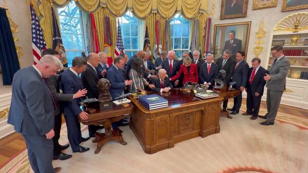 Líderes cristianos rezan alrededor de Trump en la Oficina Oval - Sputnik Mundo