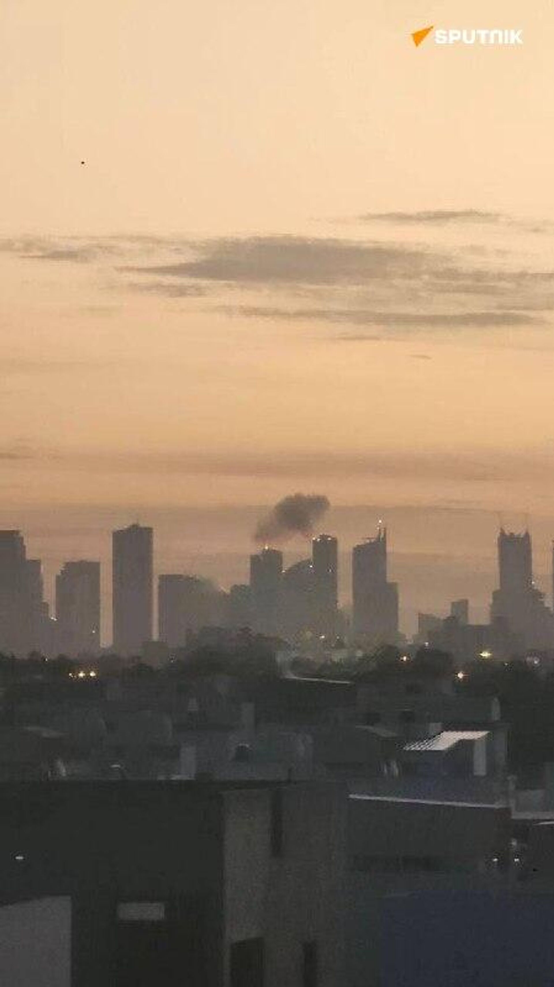 🪖 Imágenes muestran el ataque de un dron iraní a un hotel de la capital de Baréin, donde estaban alojados unos oficiales estadounidenses - Sputnik Mundo, 1920, 06.03.2026