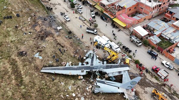 Un dron filma el lugar del accidente del avión Hércules de la Fuerza Aérea Boliviana, en El Alto. - Sputnik Mundo
