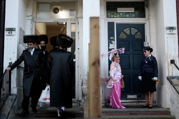 Judíos practicantes celebran la fiesta anual de Purim en Londres. - Sputnik Mundo