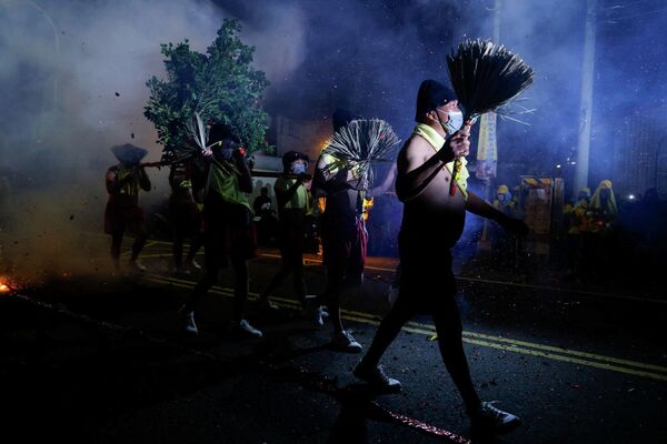 Personas desfilan con motivo de la tradicional Fiesta de los Faroles en la ciudad de Miaoli, Taiwán. - Sputnik Mundo
