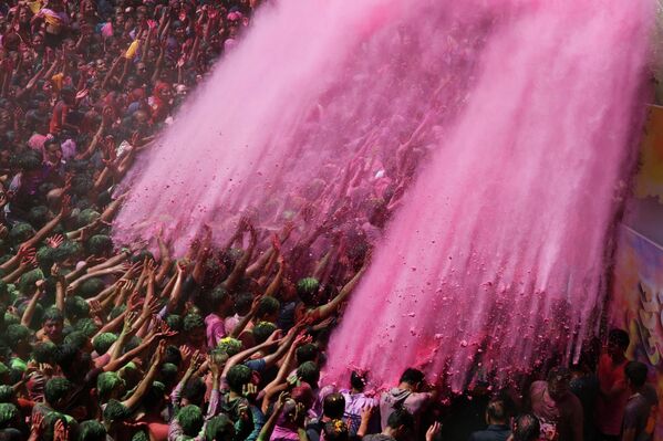 Creyentes hindúes se untan con polvo coloreado durante la celebración de la fiesta religiosa de Holi en la ciudad india de Ahmedabad. - Sputnik Mundo