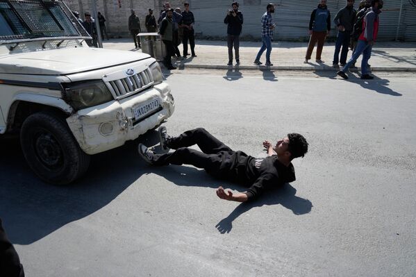 Un musulmán chií en la India bloquea un vehículo policial durante una protesta tras el asesinato del líder supremo de Irán, el ayatolá Alí Jameneí. - Sputnik Mundo