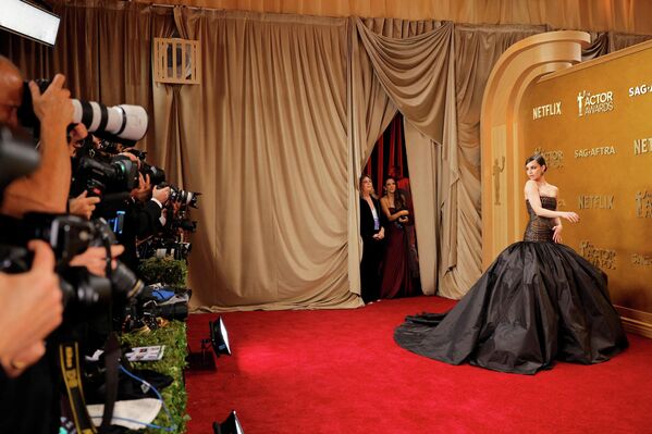 La actriz estadounidense Sofia Carson posa en la alfombra roja durante la ceremonia de entrega de los premios Actor Awards en Los Ángeles. - Sputnik Mundo