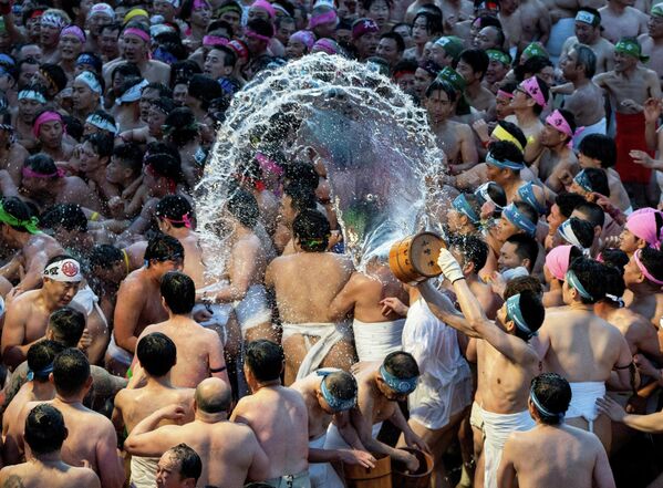 Hombres japoneses vestidos con taparrabos asisten al Festival de los Desnudos de Konomiya, que cuenta con aproximadamente 1.250 años de historia. - Sputnik Mundo