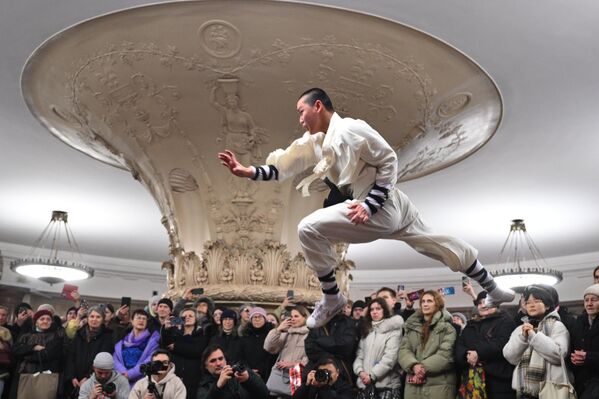 Un grupo de baile chino actúa en el metro de Moscú con motivo de la celebración del Año Nuevo chino en la capital rusa. - Sputnik Mundo