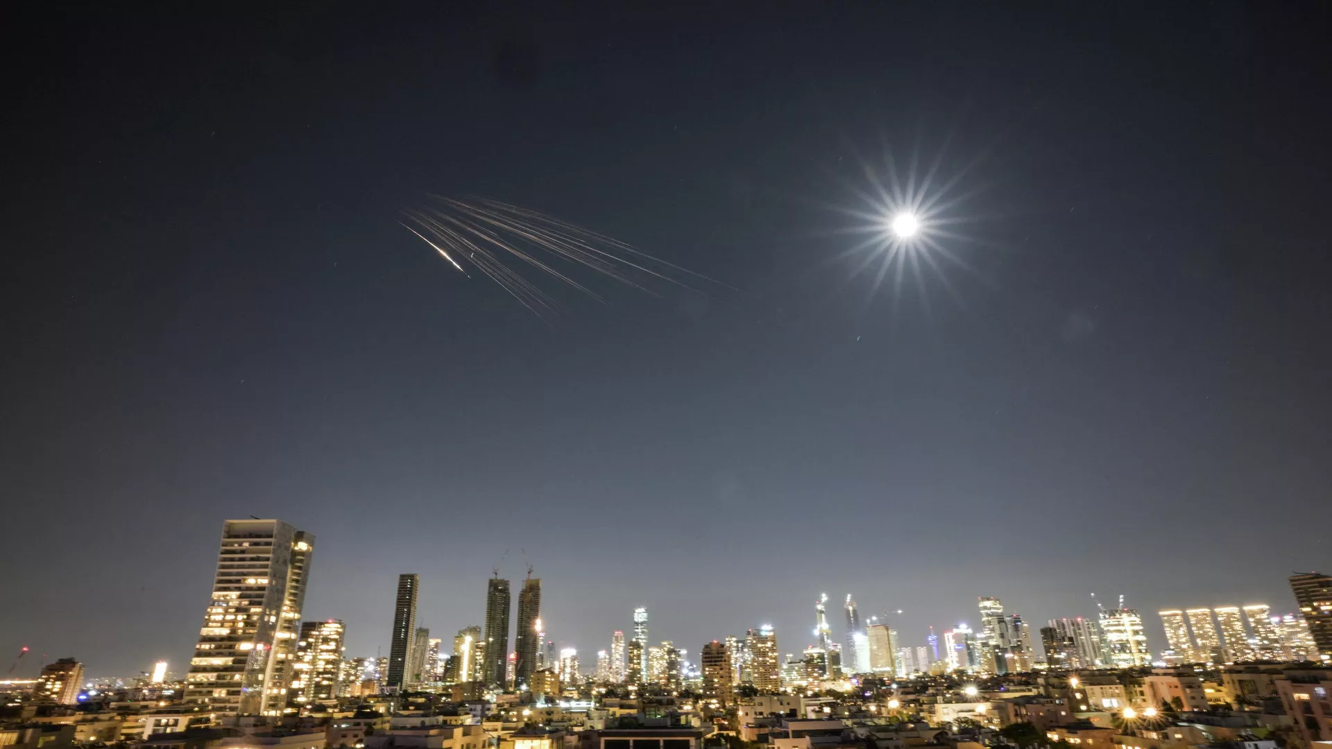 Un misil iraní con municiones de racimo vuela hacia Israel, en medio del conflicto entre Estados Unidos e Israel con Irán, en el centro de Israel Un misil iraní con municiones de racimo vuela hacia Israel, en medio del conflicto entre Estados Unidos e Israel con Irán, en el centro de Israel - Sputnik Mundo, 1920, 14.03.2026