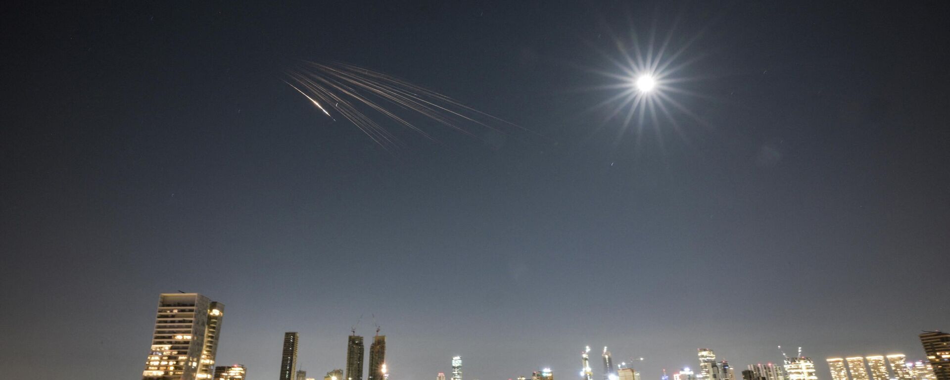 Un misil iraní con municiones de racimo vuela hacia Israel, en medio del conflicto entre Estados Unidos e Israel con Irán, en el centro de Israel - Sputnik Mundo, 1920, 14.03.2026