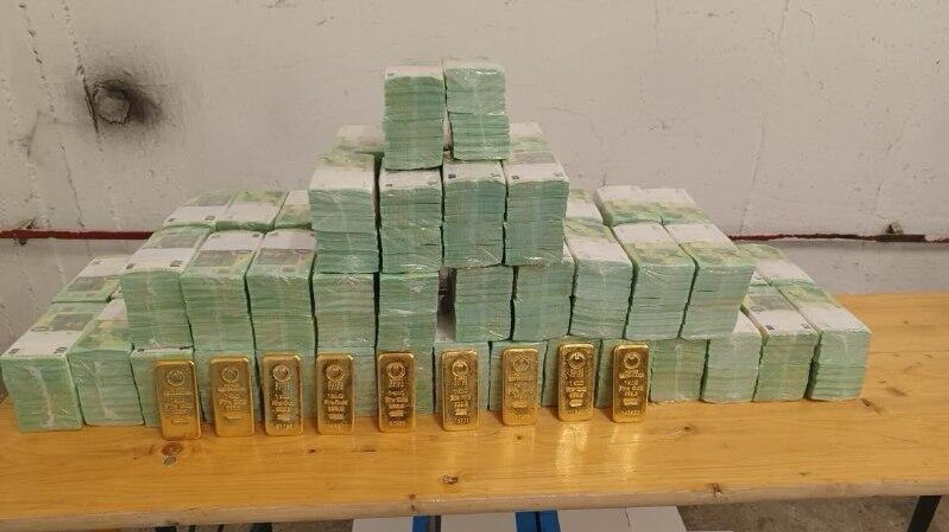 Hungría detiene a varios ciudadanos ucranianos con millones en efectivo y oro, informan las autoridades - Sputnik Mundo, 1920, 06.03.2026