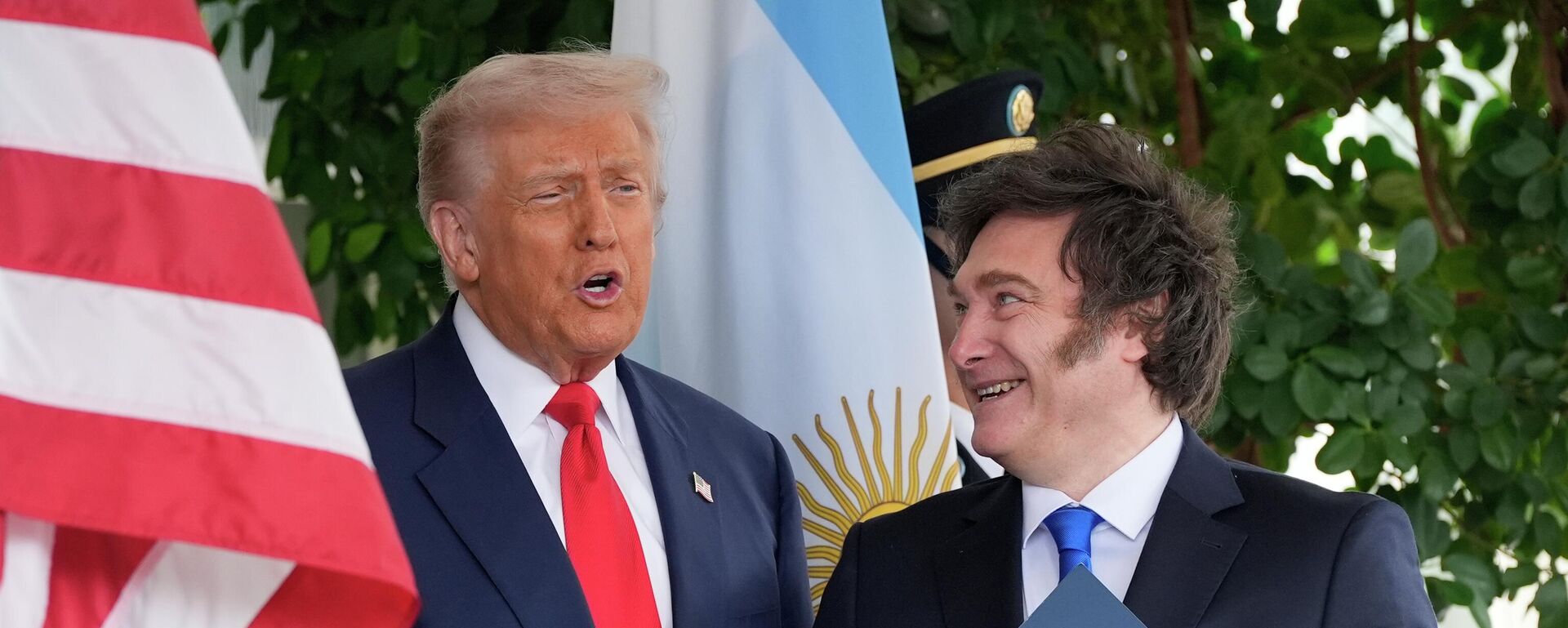 Donald Trump es observado por Javier Milei durante una visita del argentino a la Casa Blanca (imagen ilustrativa) - Sputnik Mundo, 1920, 07.03.2026