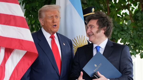 Donald Trump es observado por Javier Milei durante una visita del argentino a la Casa Blanca (imagen ilustrativa) - Sputnik Mundo