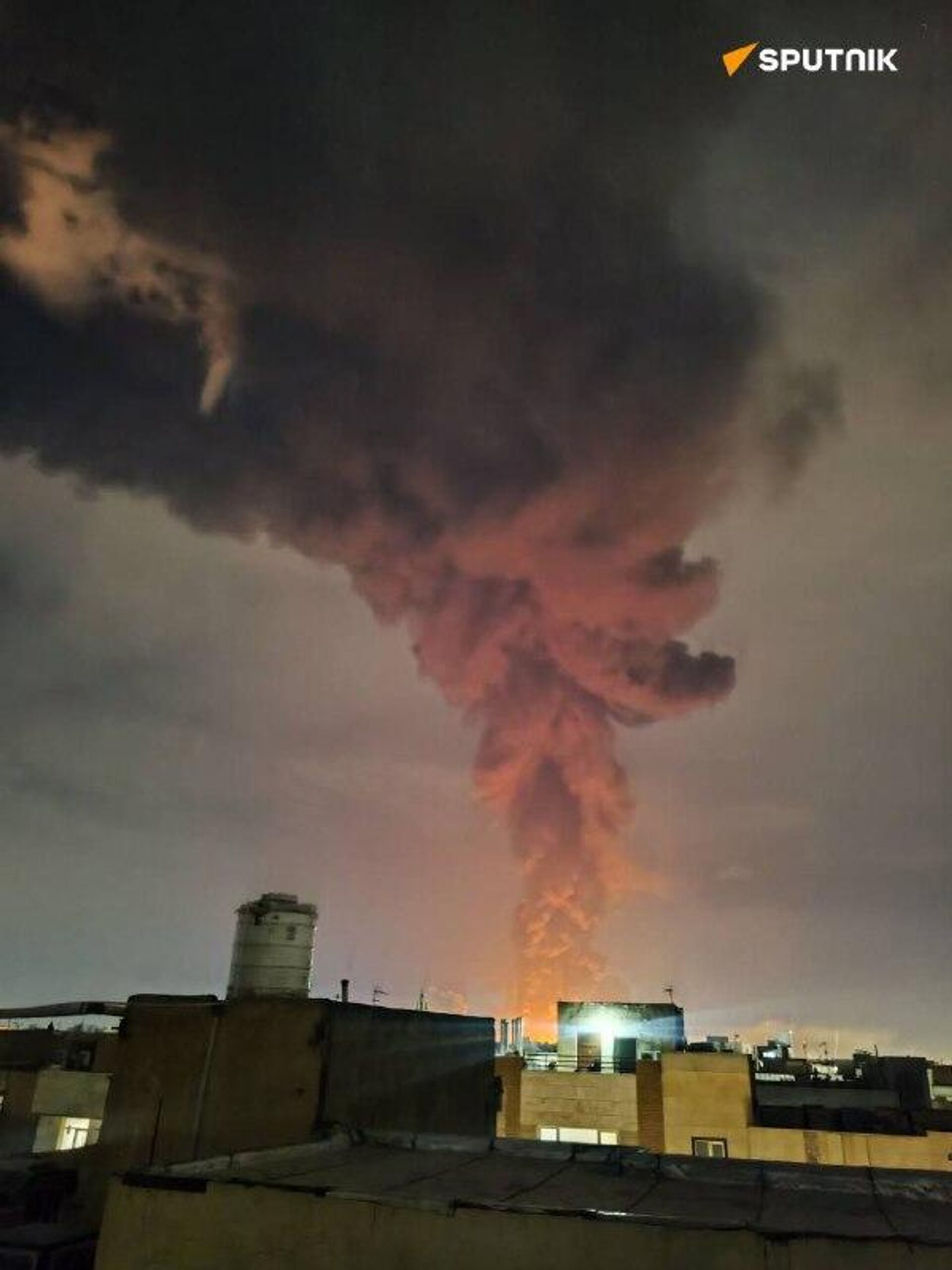 🪖 Una refinería de Teherán arde en llamas en medio de ataques israelíes - Sputnik Mundo, 1920, 07.03.2026