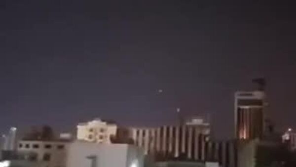 Sonido estremecedor: un dron iraní surca el cielo alcanza su objetivo en Baréin - Sputnik Mundo