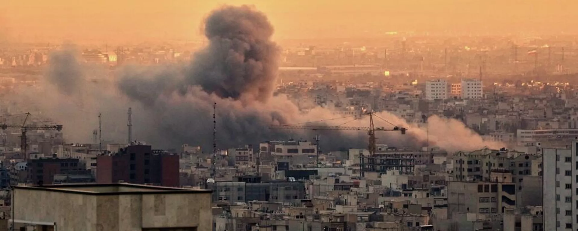 Una columna de humo se eleva tras un ataque militar estadounidense-israelí en Teherán, Irán, el martes 3 de marzo de 2026 - Sputnik Mundo, 1920, 27.03.2026