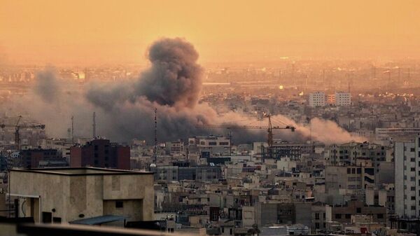 Una colonna di fumo si alza dopo un attacco militare statunitense-israeliano a Teheran, in Iran, martedì 3 marzo 2026. Una colonna di fumo si alza dopo un attacco militare statunitense-israeliano a Teheran, Iran, martedì 3 marzo 2026 - Sputnik World