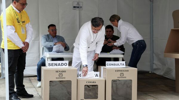 Gustavo Petro, presidente colombiano, emite su voto en las elecciones al Congreso, el 8 de marzo de 2026  - Sputnik Mundo