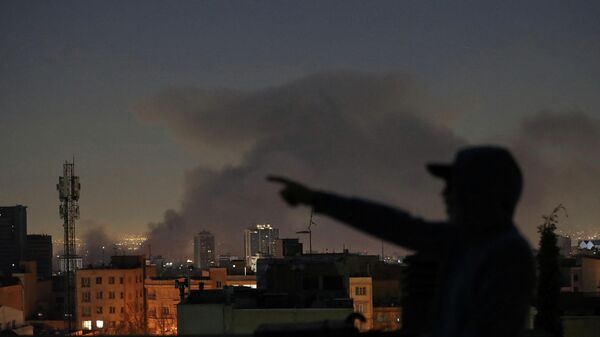 Se eleva humo tras una explosión, en medio del conflicto entre Estados Unidos e Israel con Irán, en Teherán, el 6 de marzo de 2026 Se eleva humo tras una explosión, en medio del conflicto entre Estados Unidos e Israel con Irán, en Teherán, el 6 de marzo de 2026 - Sputnik Mundo