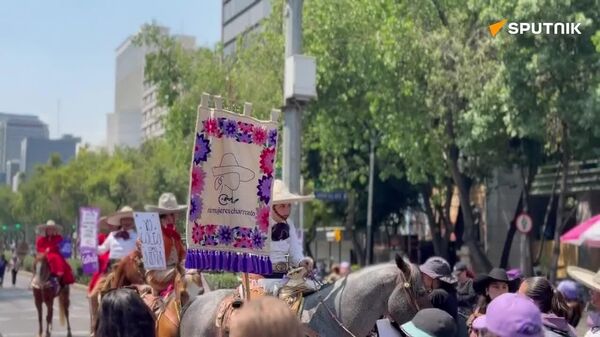 🪧 Contingentes se dirigen hacia el Zócalo en protesta conmemorativa del 8M - Sputnik Mundo
