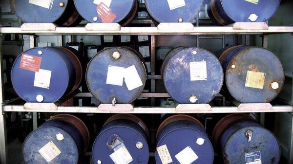 Precio del petróleo rebasa los 100 dólares por barril por escalada en Oriente Medio - Sputnik Mundo