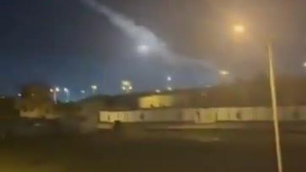 Captan en vídeo cómo un misil del sistema antiaéreo Patriot impacta contra una zona urbana en Baréin - Sputnik Mundo