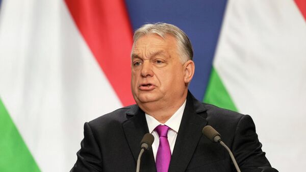 Viktor Orban, primer ministro de Hungría, habla durante una conferencia de prensa con el secretario de Estado de Estados Unidos en Budapest, Hungría, el 16 de febrero de 2026  - Sputnik Mundo
