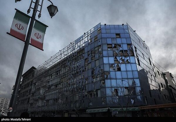 Un edificio dañado tras los ataques aéreos de EEUU e Israel en la  Plaza de la Revolución de Teherán - Sputnik Mundo
