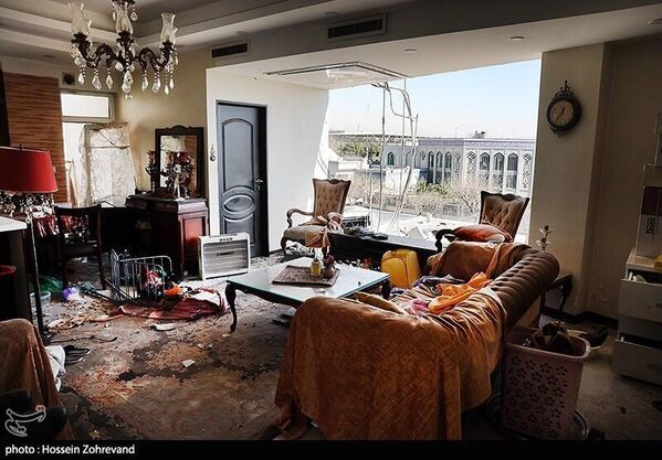 Una vivienda dañada tras los ataques aéreos de EEUU e Israel en Teherán - Sputnik Mundo