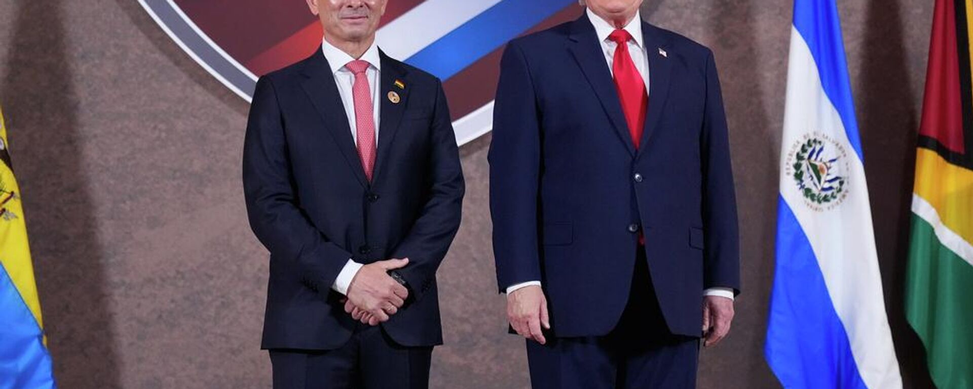 Donald Trump posa con el presidente de Bolivia, Rodrigo Paz - Sputnik Mundo, 1920, 11.03.2026