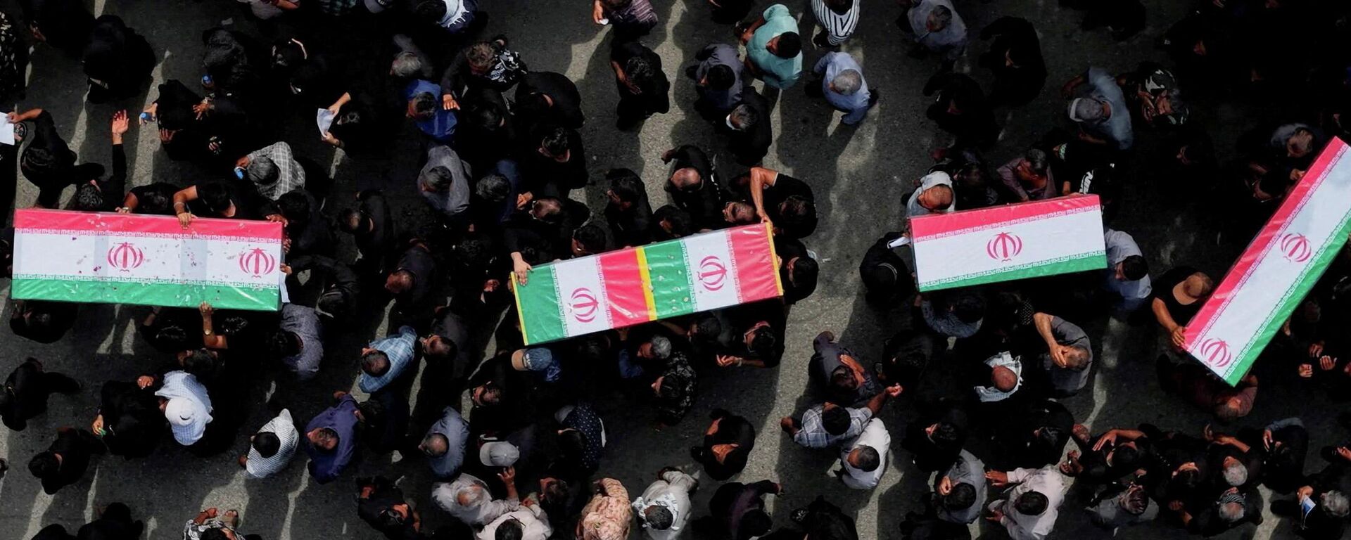 La gente lleva ataúdes mientras asiste al funeral de las víctimas tras un presunto ataque a una escuela, en medio del conflicto entre EEUU e Israel con Irán, en Minab, Irán, el 3 de marzo de 2026  - Sputnik Mundo, 1920, 11.03.2026