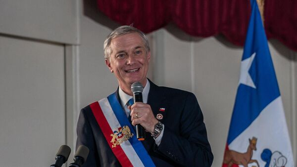 El presidente de Chile, José Antonio Kast, durante una visita a una escuela en su primer día de Gobierno - Sputnik Mundo