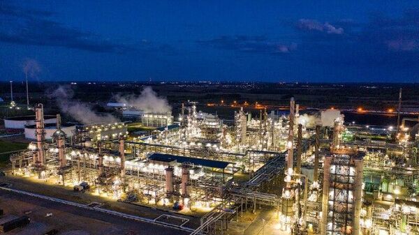 La Agencia Internacional de Energía acuerda liberar reservas para bajar el precio del petróleo - Sputnik Mundo