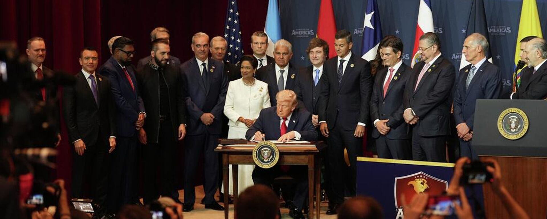 El presidente estadounidense, Donald Trump, firma la carta en la que se compromete a combatir a los cárteles en Latinoamérica - Sputnik Mundo, 1920, 12.03.2026