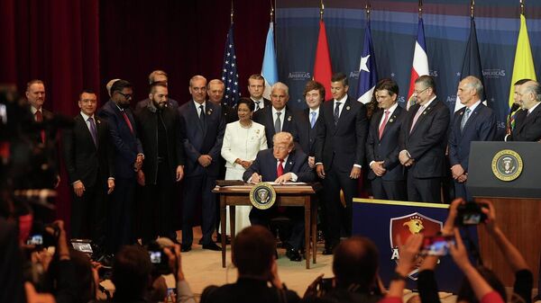 El presidente estadounidense, Donald Trump, firma la carta en la que se compromete a combatir a los cárteles en Latinoamérica - Sputnik Mundo