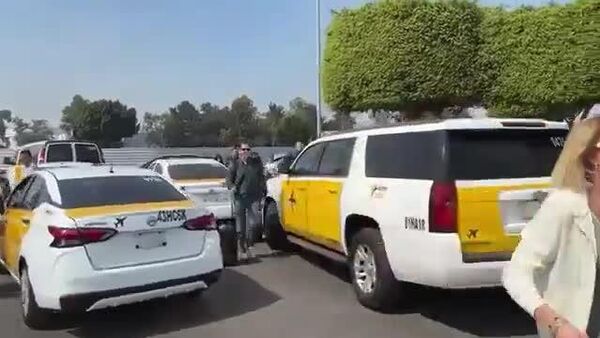 Las protestas de taxistas generaron caos en el aeropuerto de la Ciudad de México - Sputnik Mundo