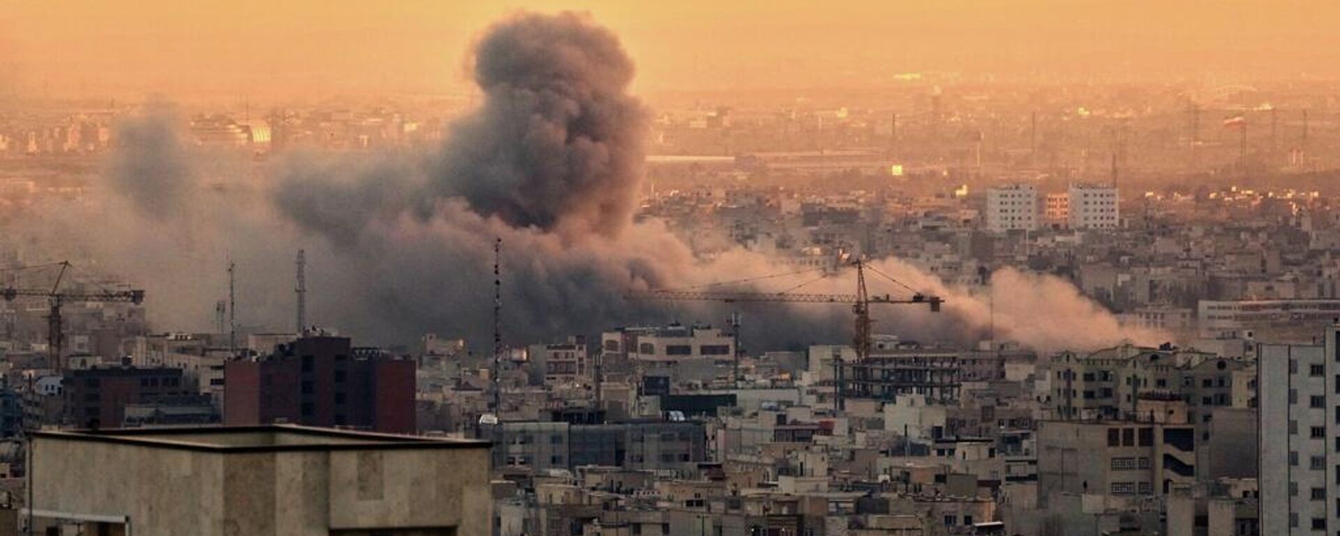 Una columna de humo se eleva tras un ataque militar estadounidense-israelí en Teherán, Irán - Sputnik Mundo, 1920, 30.03.2026