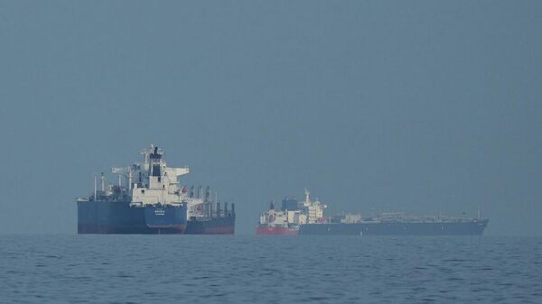 Petroleros y buques de carga se alinean en el estrecho de Ormuz - Sputnik Mundo