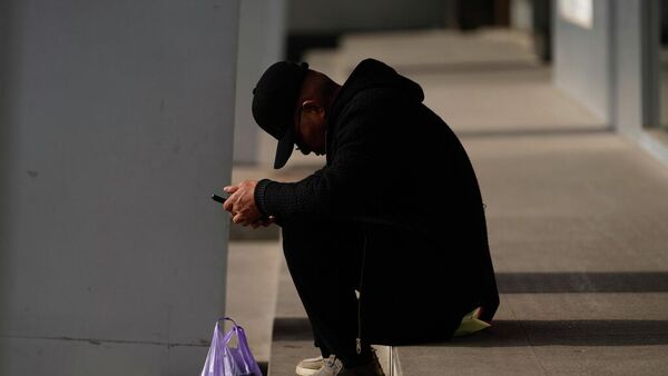 Hombre usando su celular - Sputnik Mundo