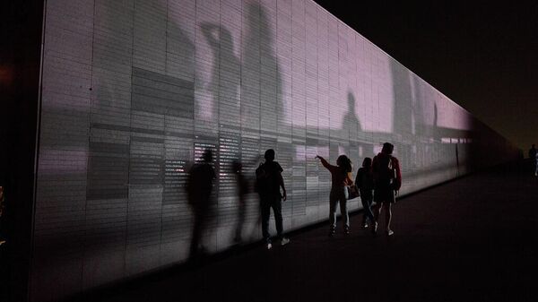 La gente camina frente a un muro con los nombres de las víctimas de la dictadura argentina de 1976 a1983, en el Parque de La Memoria. - Sputnik Mundo