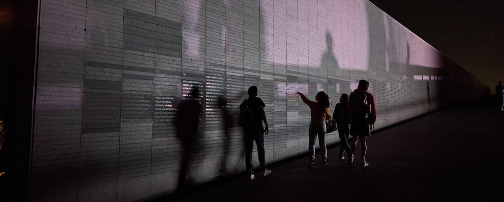 La gente camina frente a un muro con los nombres de las víctimas de la dictadura argentina de 1976 a1983, en el Parque de La Memoria. - Sputnik Mundo, 1920, 13.03.2026