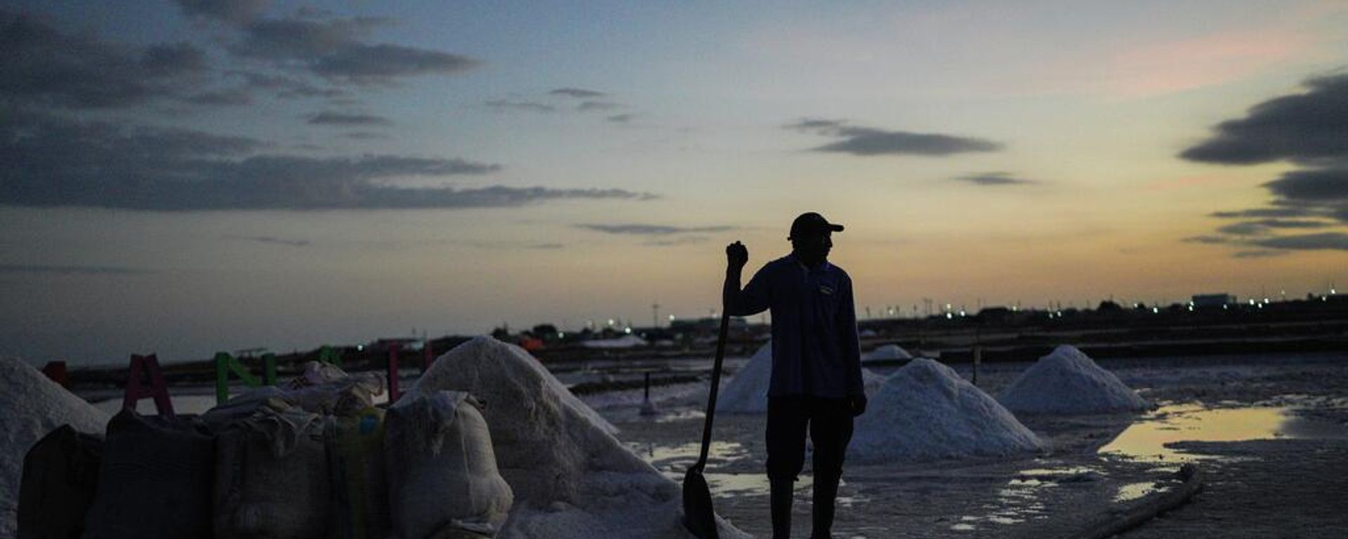 Trabajadores cosechan sal en estanques en Manaure, Colombia - Sputnik Mundo, 1920, 04.08.2026